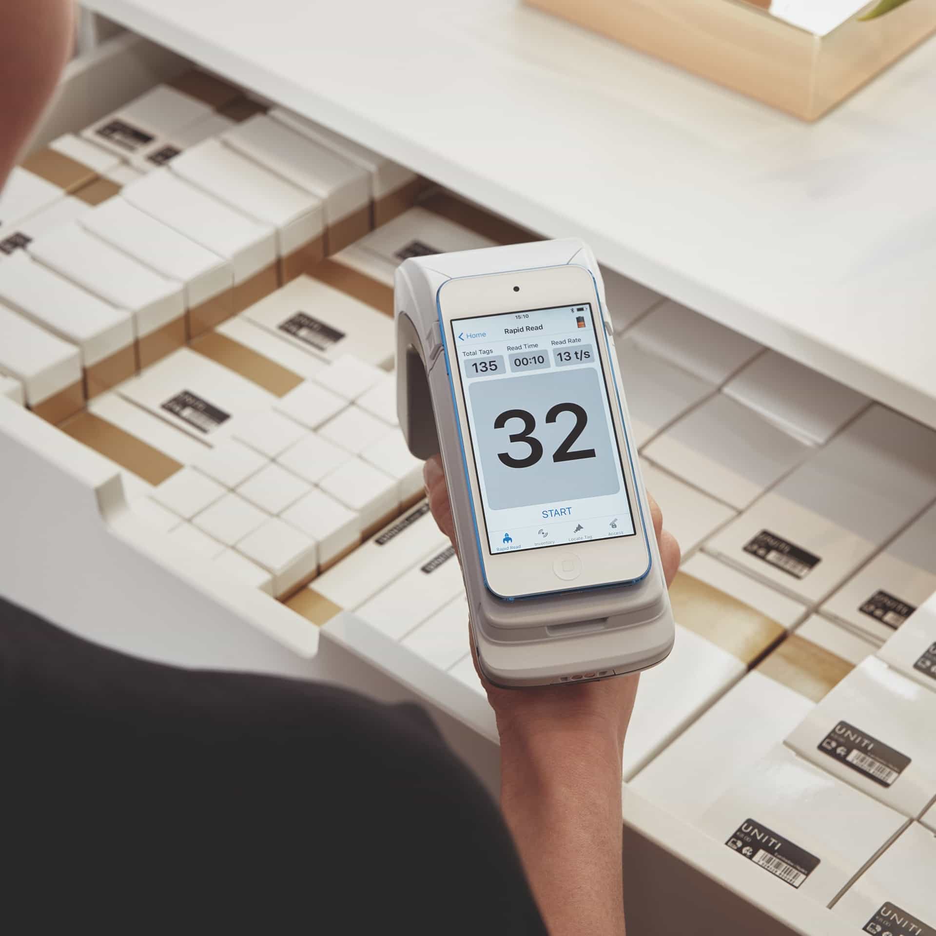 ad-lpm-cpg-rfid-traceability-woman-scanning-beauty-packaging-thumbnail