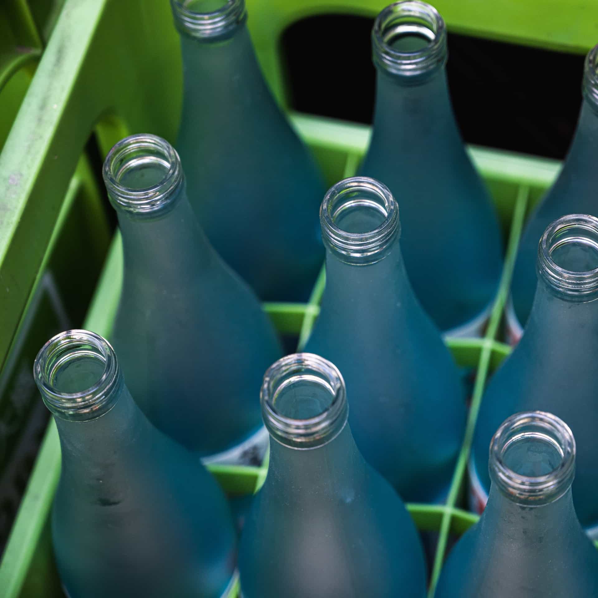 ad-lpm-cpg-glass-bottles-in-green-crate-re-use-return-xl-thumbnail-sty4797080