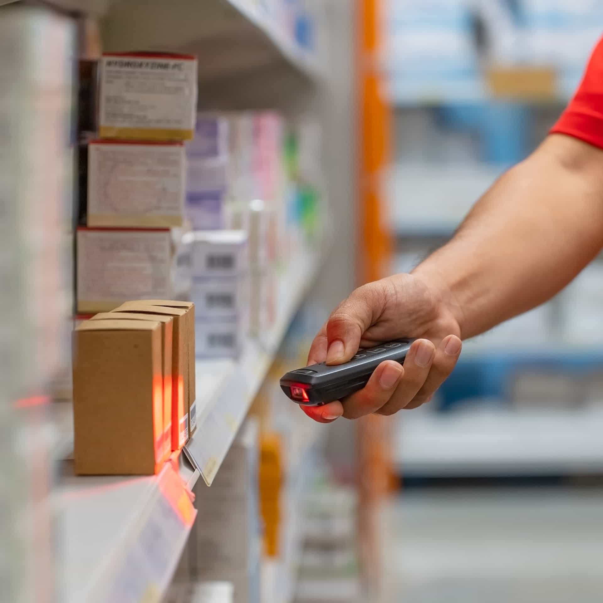 ad-lpm-cpg-rfid-traceability-man-scanning-boxes-logistics-warehouse-supply-chain-thumbnail-ab492942049