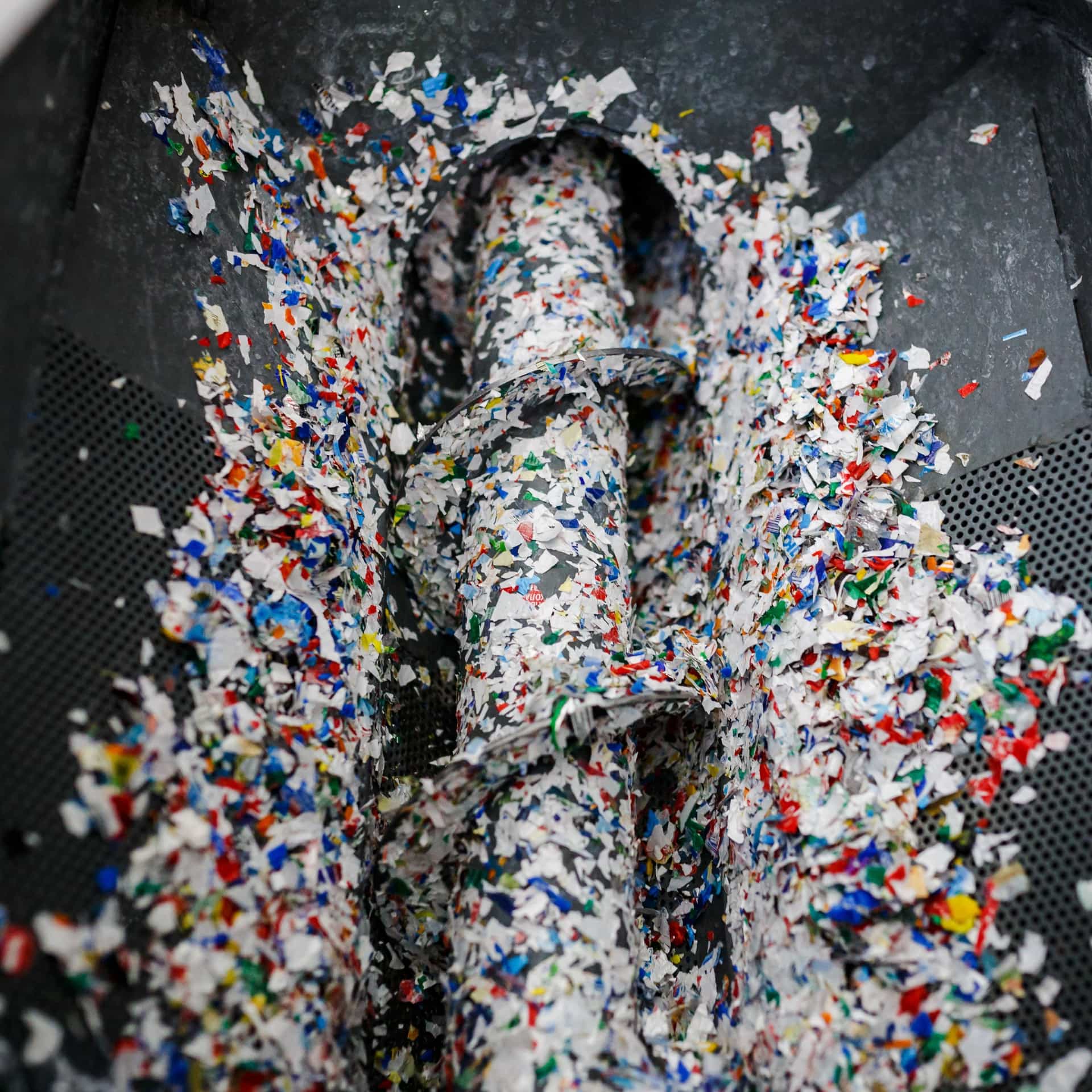 ad-lpm-cpg-recycling-plastic-shredding-machine-close-up-thumbnail-ab189596053