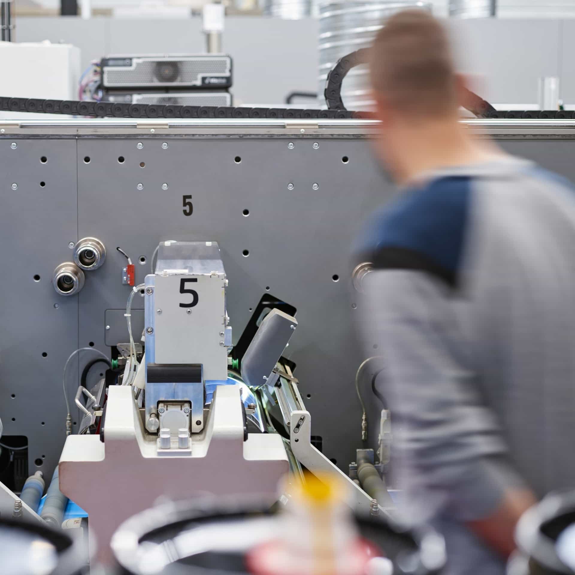 ad-lpm-cpg-man-and-printing-machine-converter-linerless