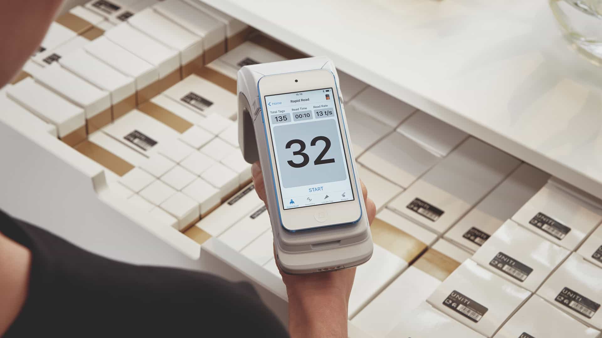 ad-lpm-cpg-rfid-traceability-woman-scanning-beauty-packaging