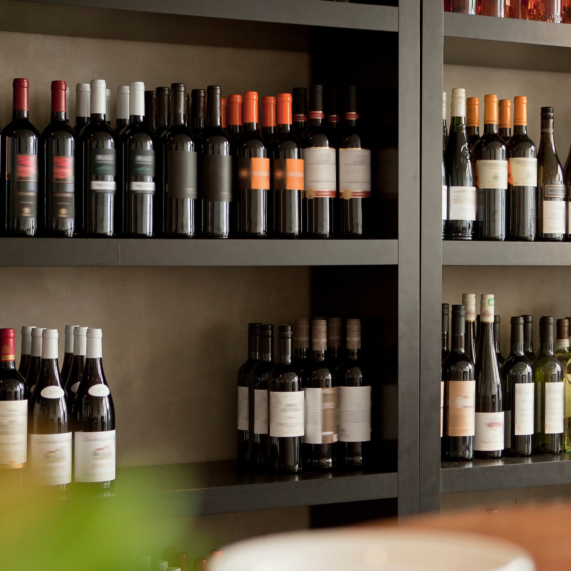 ad-lpm-cpg-wine-spirits-restaurant-shelf-display-thumbnail-gy185744217