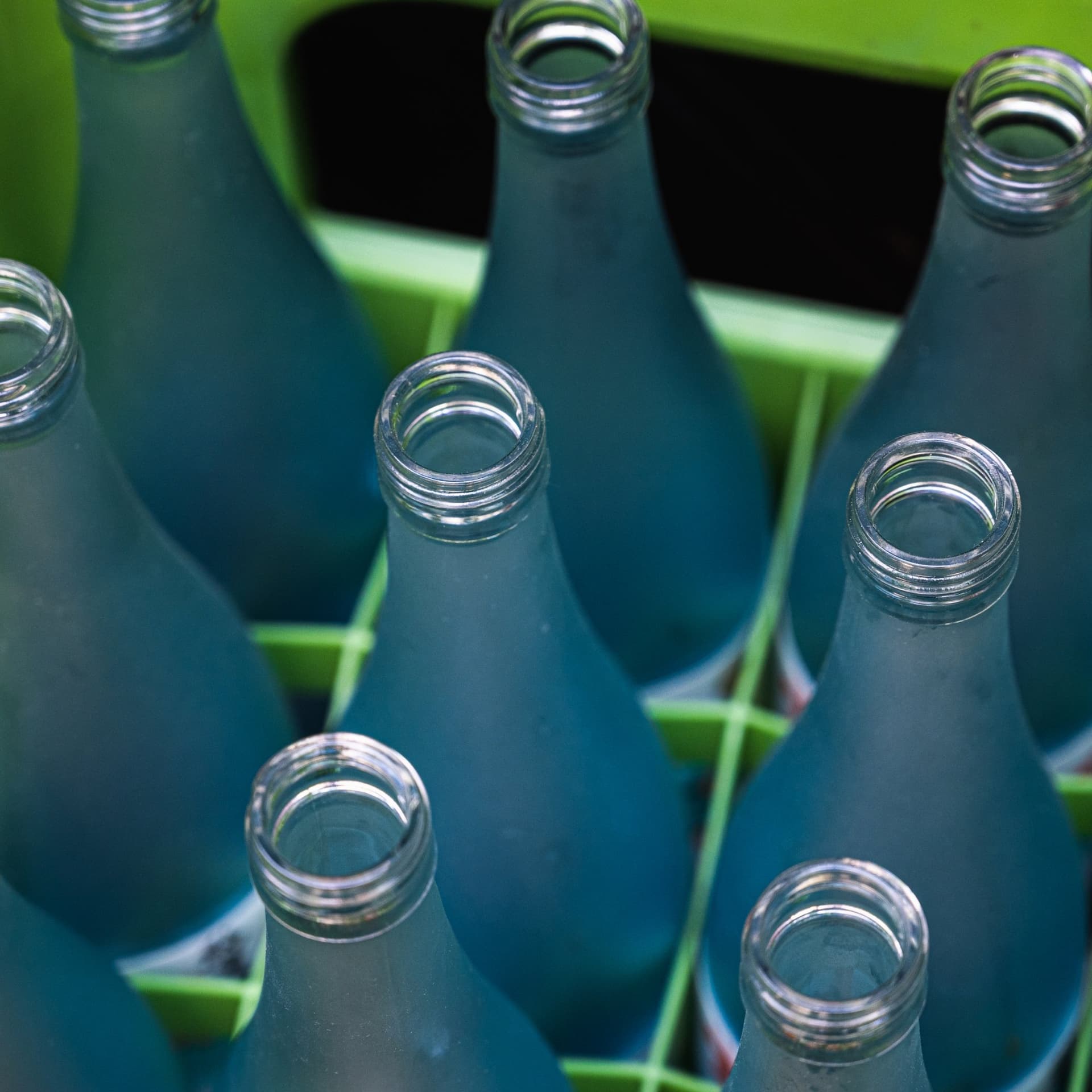 ad-lpm-cpg-glass-bottles-in-green-crate-re-use-return-thumbnail-sty4797080