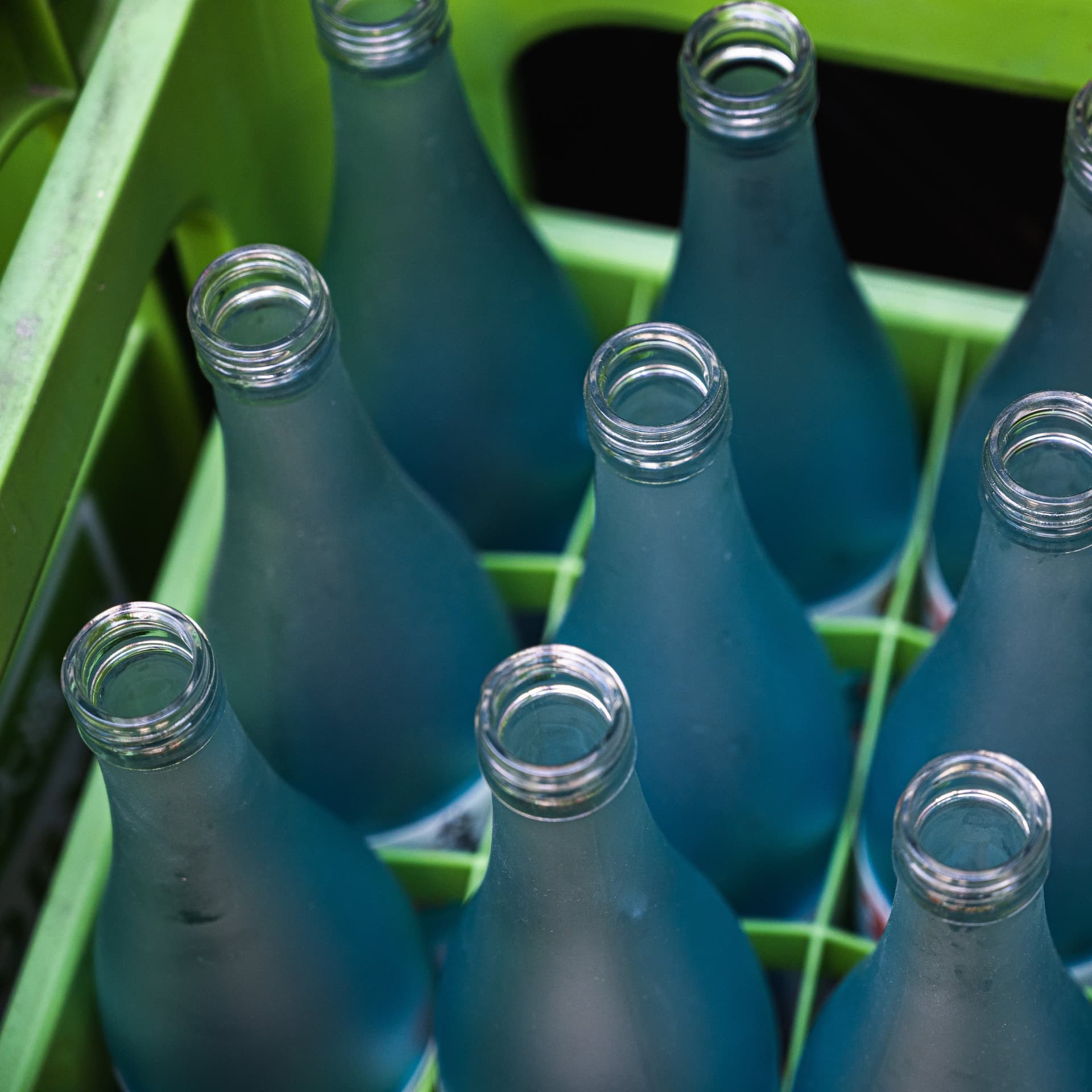 ad-lpm-cpg-glass-bottles-in-green-crate-re-use-return-xl-thumbnail-sty4797080