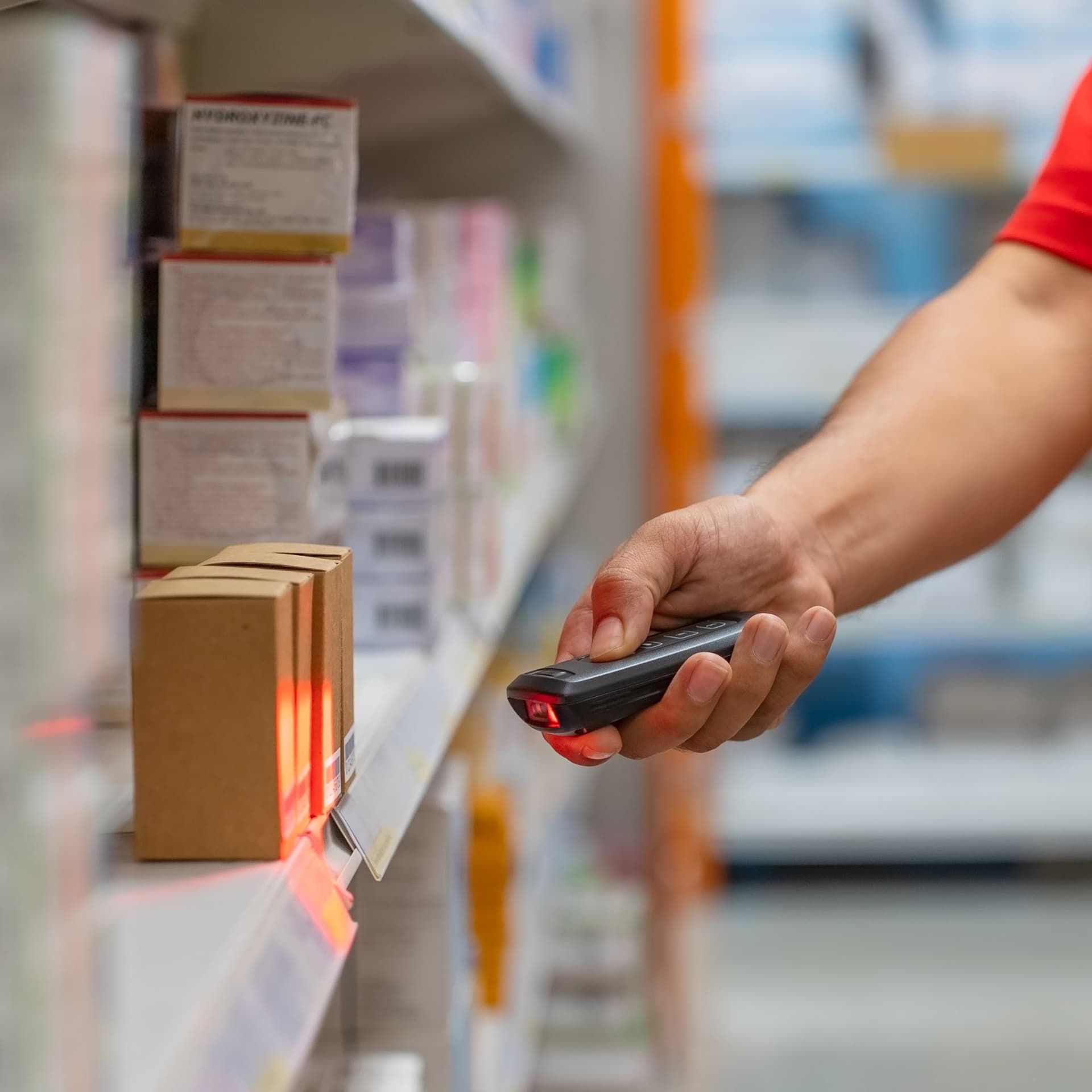 ad-lpm-cpg-rfid-traceability-man-scanning-boxes-logistics-warehouse-supply-chain-thumbnail-ab492942049
