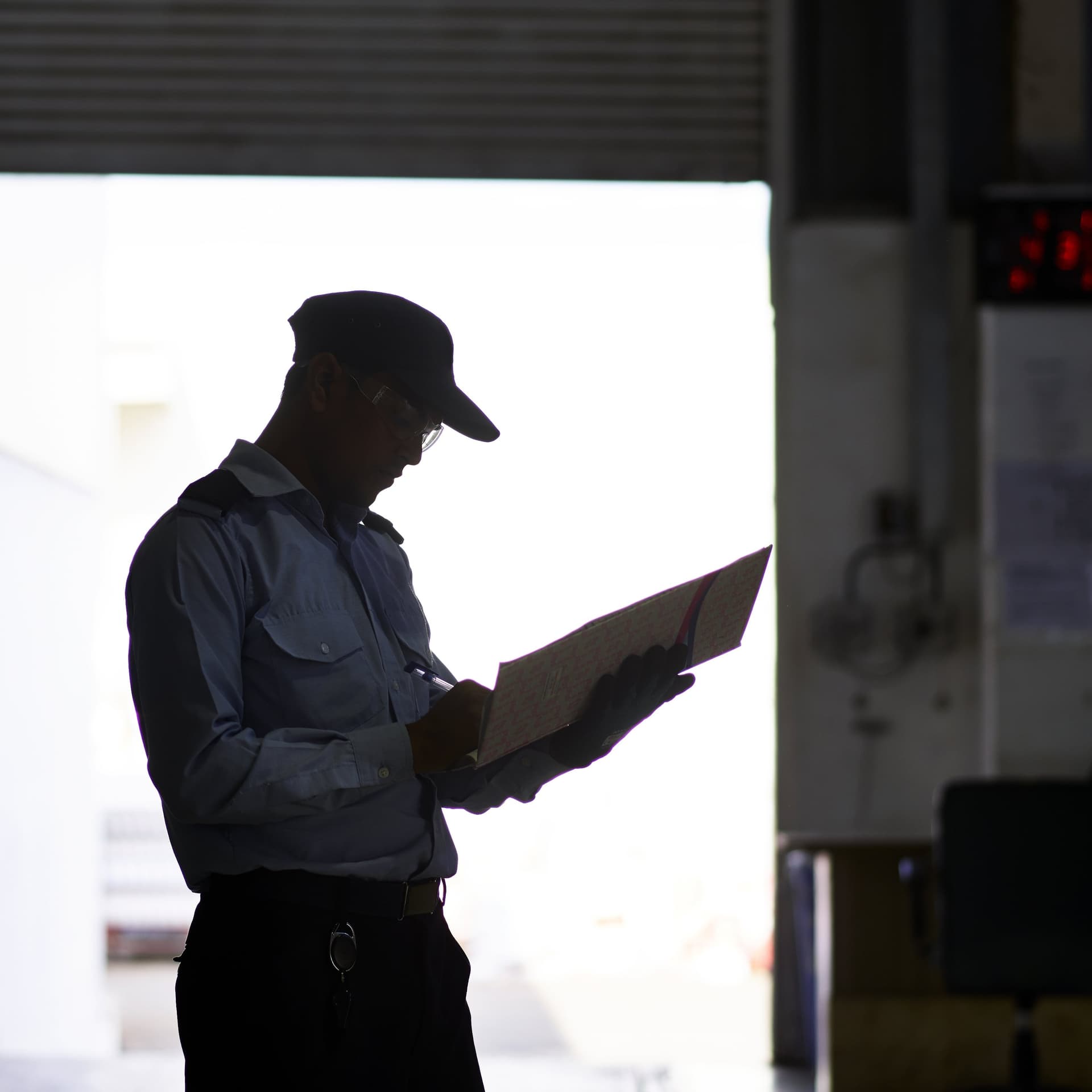 ad-lpm-cpg-silhoutte-man-warehouse-clipboard-documents