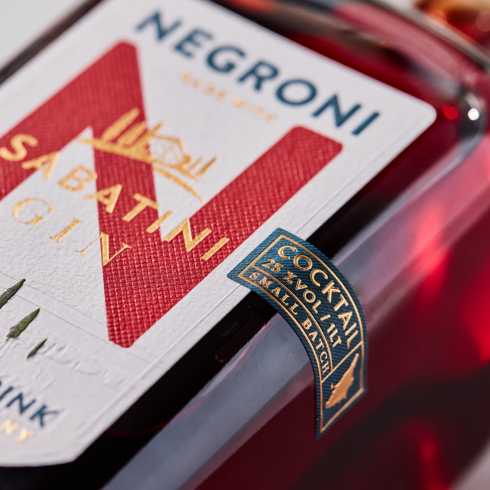 ad-lpm-cpg-sabatini-gin-negroni-spirit-bottle-label-close-up-thumbnail