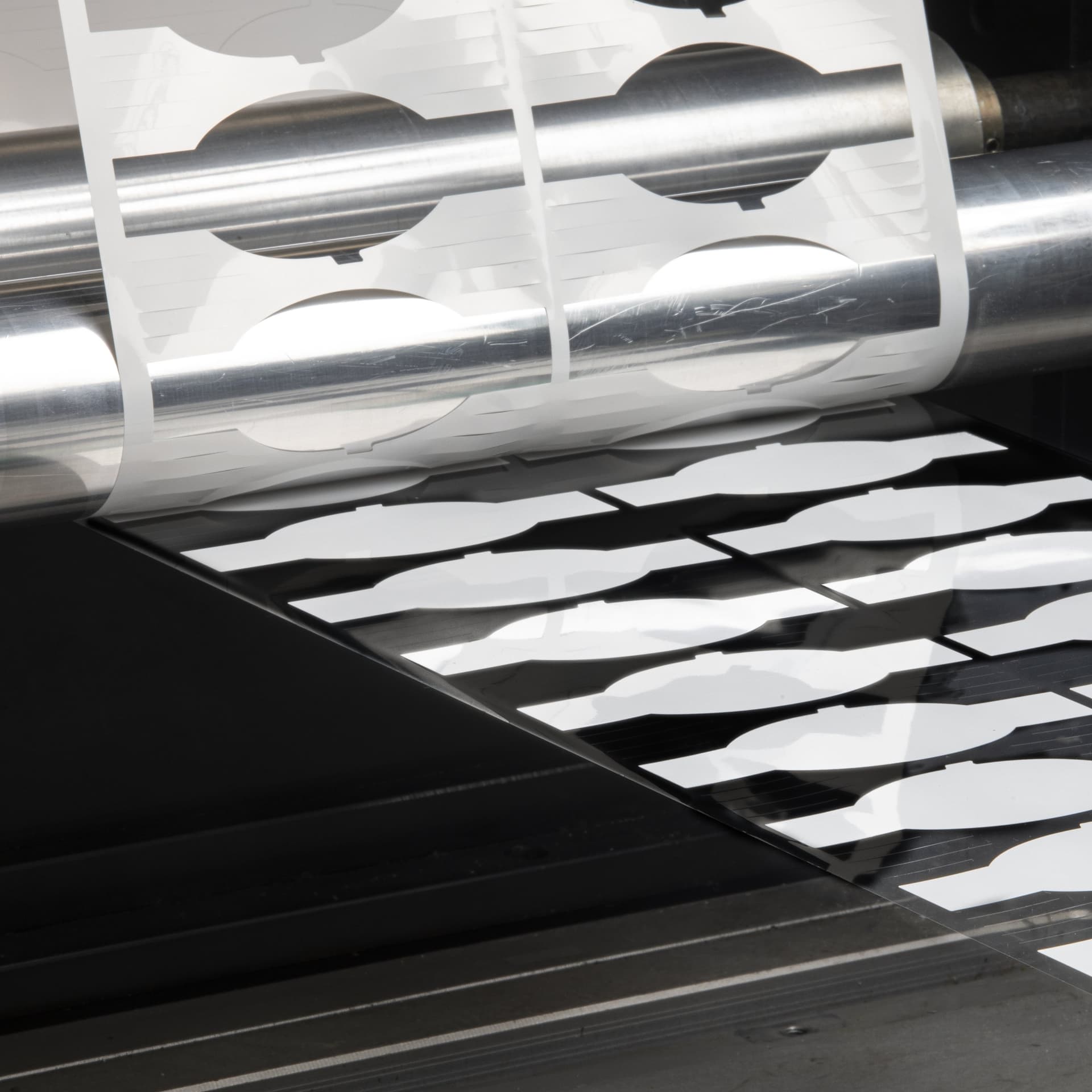ad-lpm-cpg-liner-recycling-pet-liner-on-machine-close-up