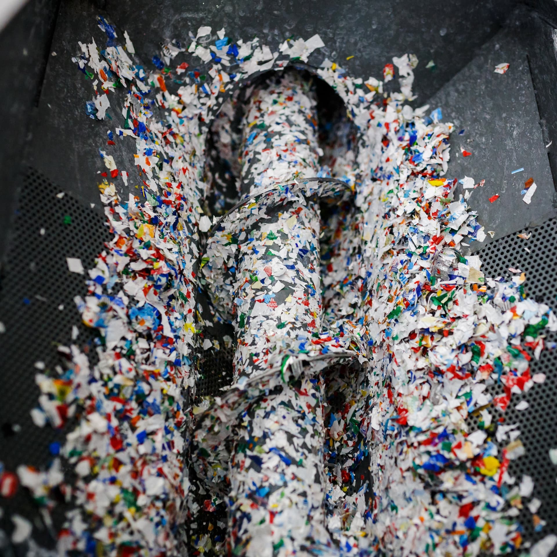 ad-lpm-cpg-recycling-plastic-shredding-machine-close-up-thumbnail-ab189596053