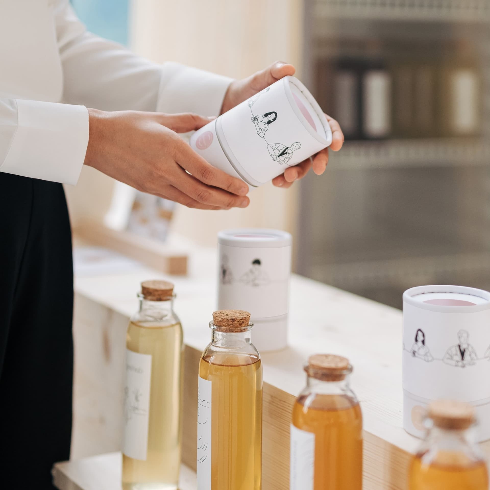 ad-lpm-cpg-beauty-personal-care-psl-woman-in-shop-with-packaging-thumbnail-sty3117114