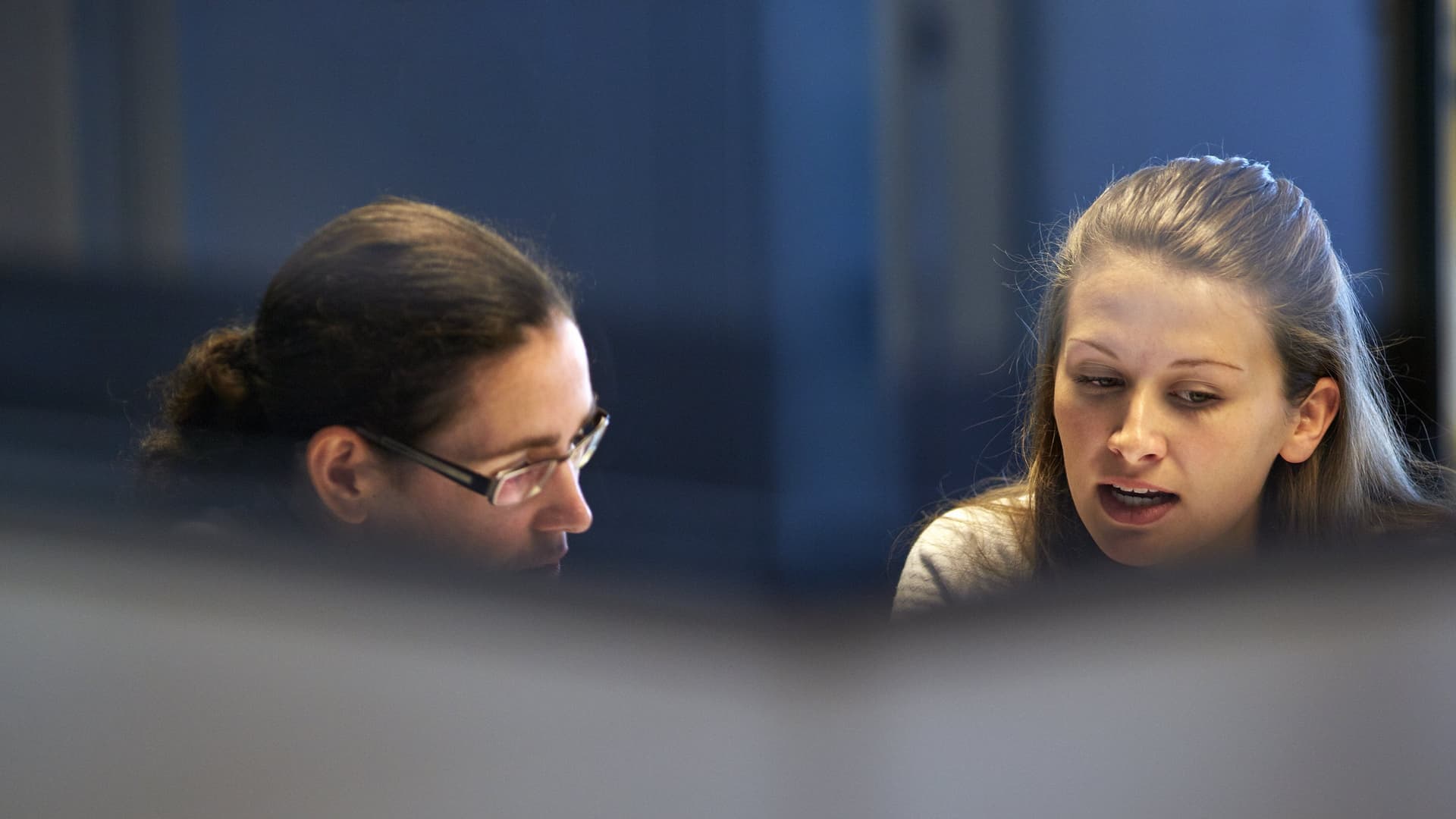 ad-lpm-cpg-two-women-talking-expert-advice