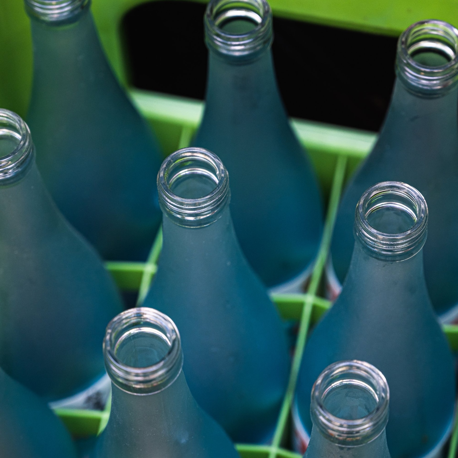 ad-lpm-cpg-glass-bottles-in-green-crate-re-use-return-thumbnail-sty4797080