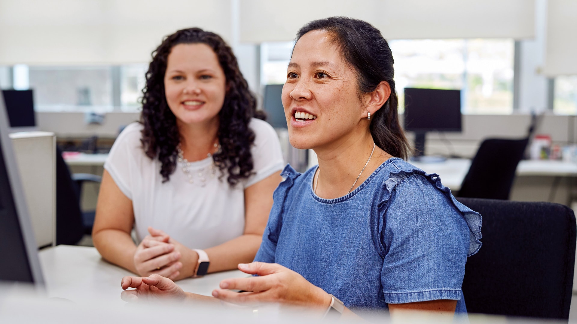 ad-lpm-cpg-experts-women-talking-in-office-environment