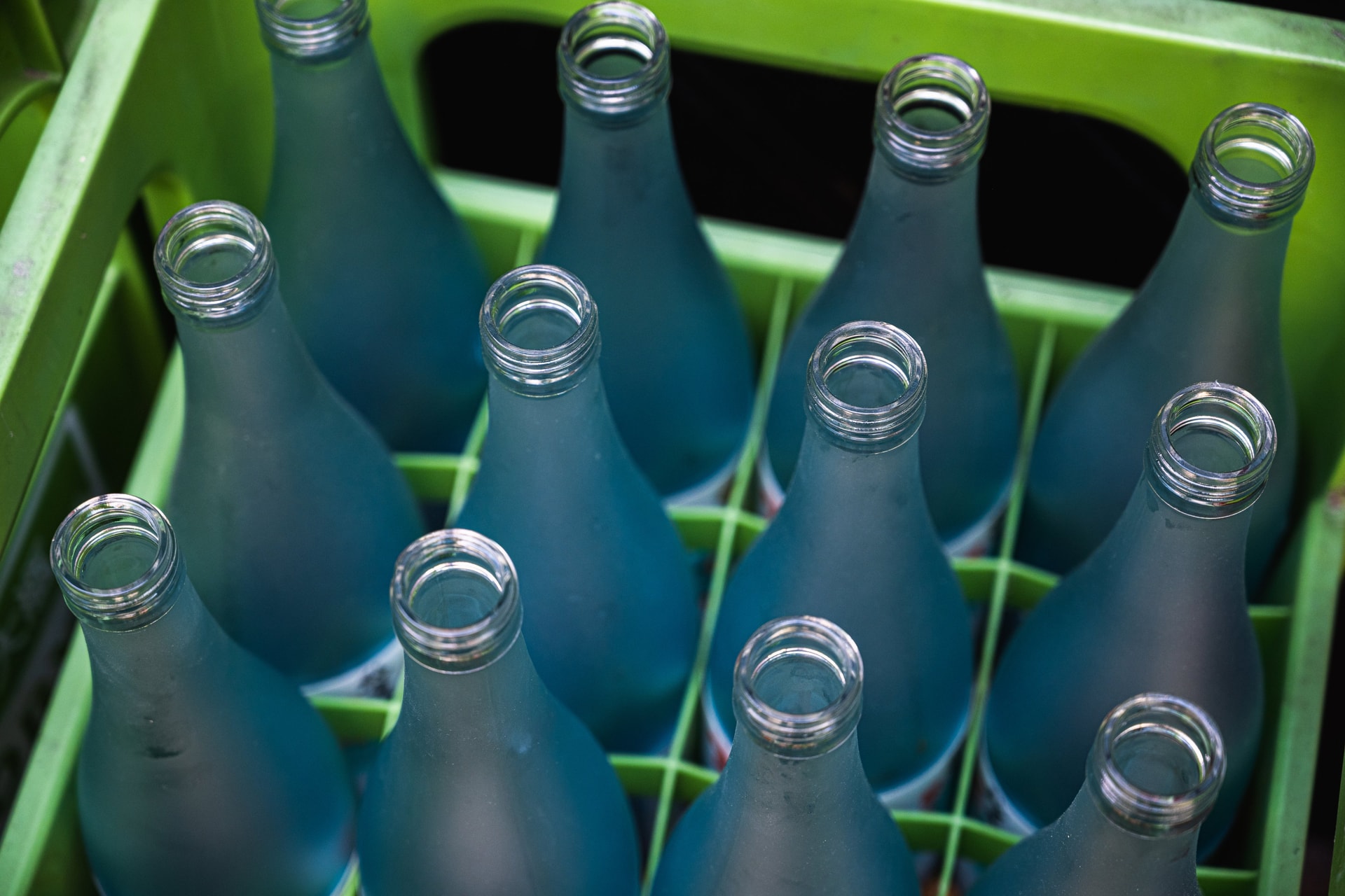 ad-lpm-cpg-glass-bottles-in-green-crate-re-use-return-sty4797080
