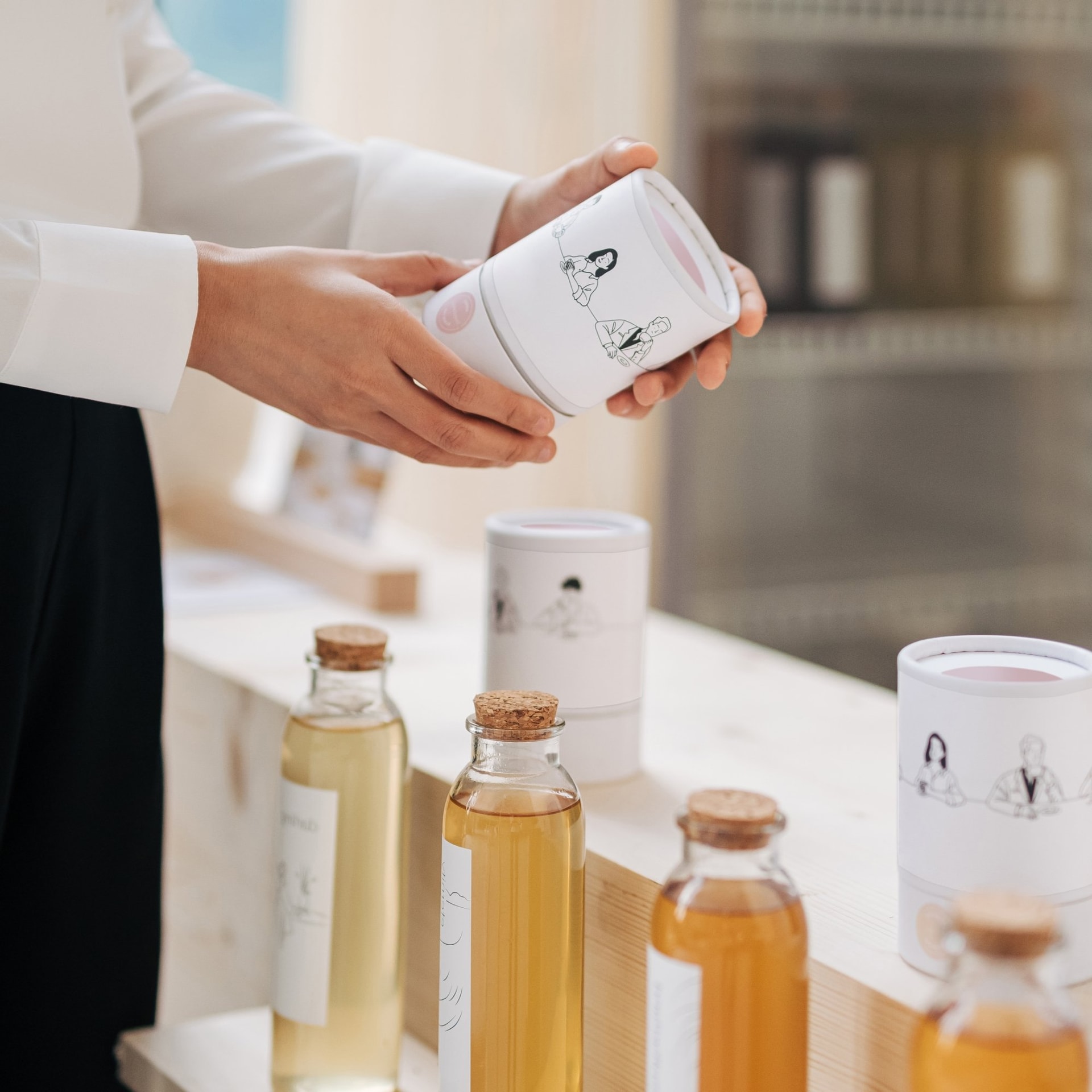 ad-lpm-cpg-beauty-personal-care-psl-woman-in-shop-with-packaging-thumbnail-sty3117114