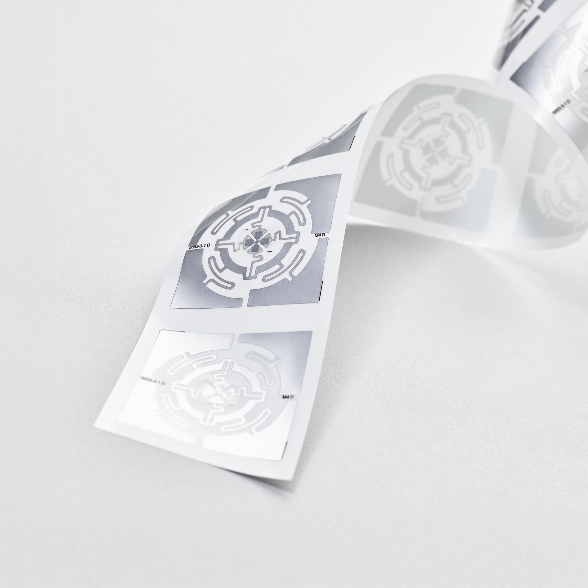 ad-lpm-cpg-rfid-inlay-macro-grey-studio
