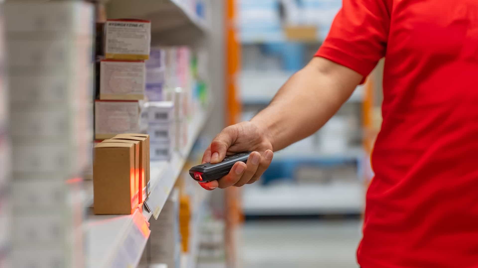 ad-lpm-cpg-rfid-traceability-man-scanning-boxes-logistics-warehouse-supply-chain-ab492942049