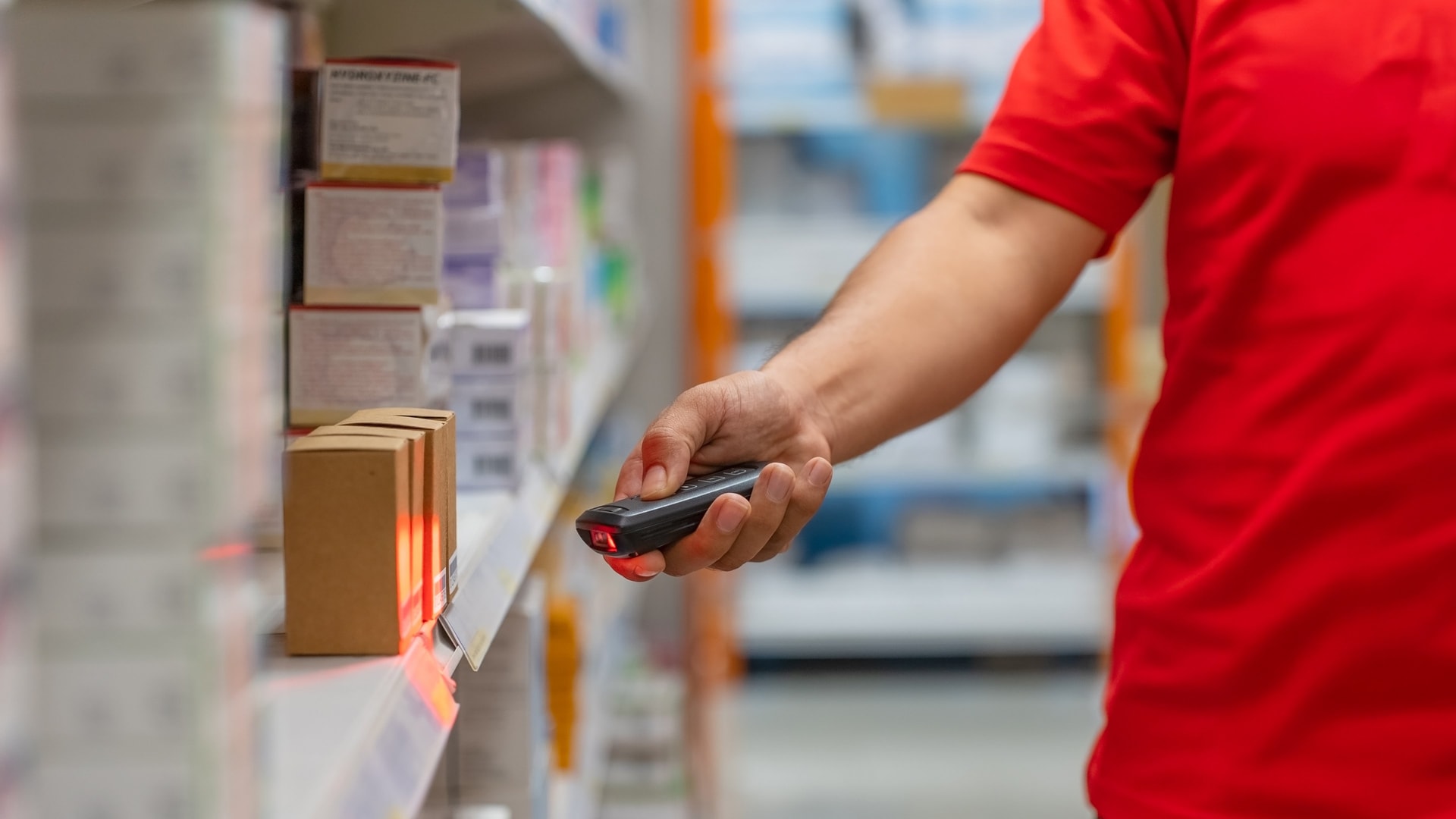 ad-lpm-cpg-rfid-traceability-man-scanning-boxes-logistics-warehouse-supply-chain-ab492942049