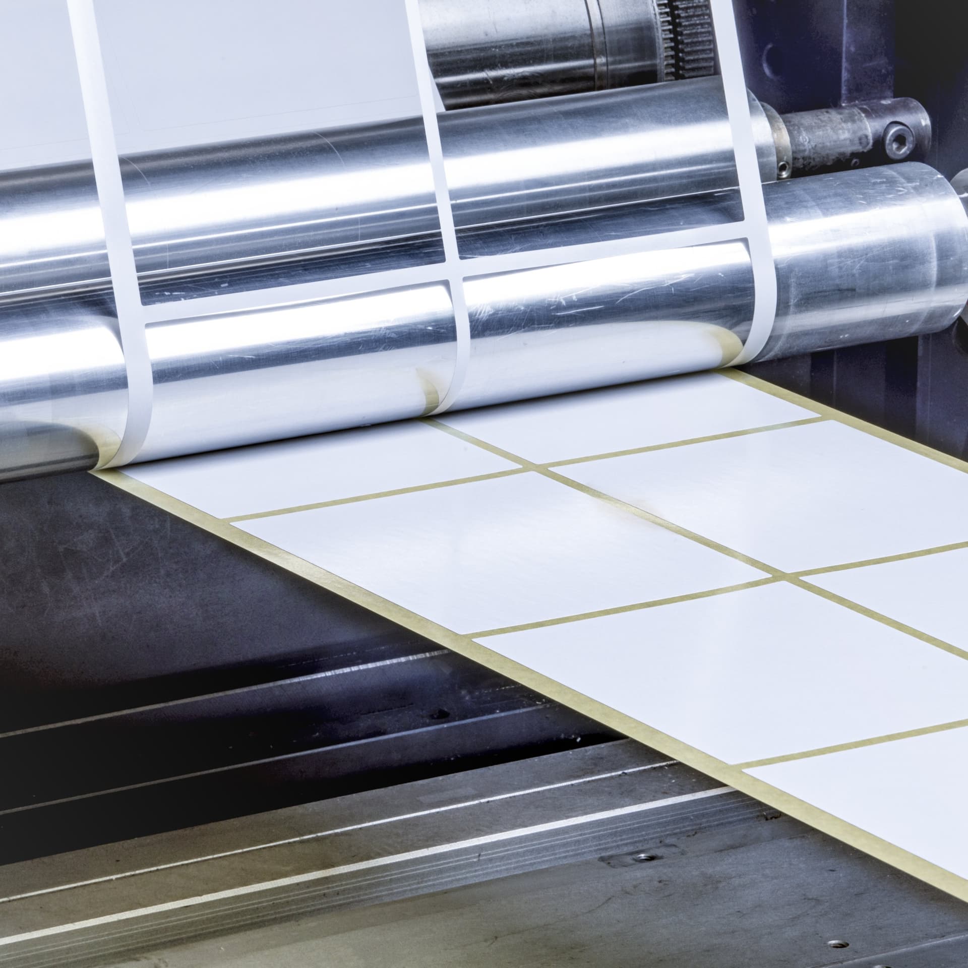 ad-lpm-cpg-liner-recycling-glassine-liner-on-machine-close-up