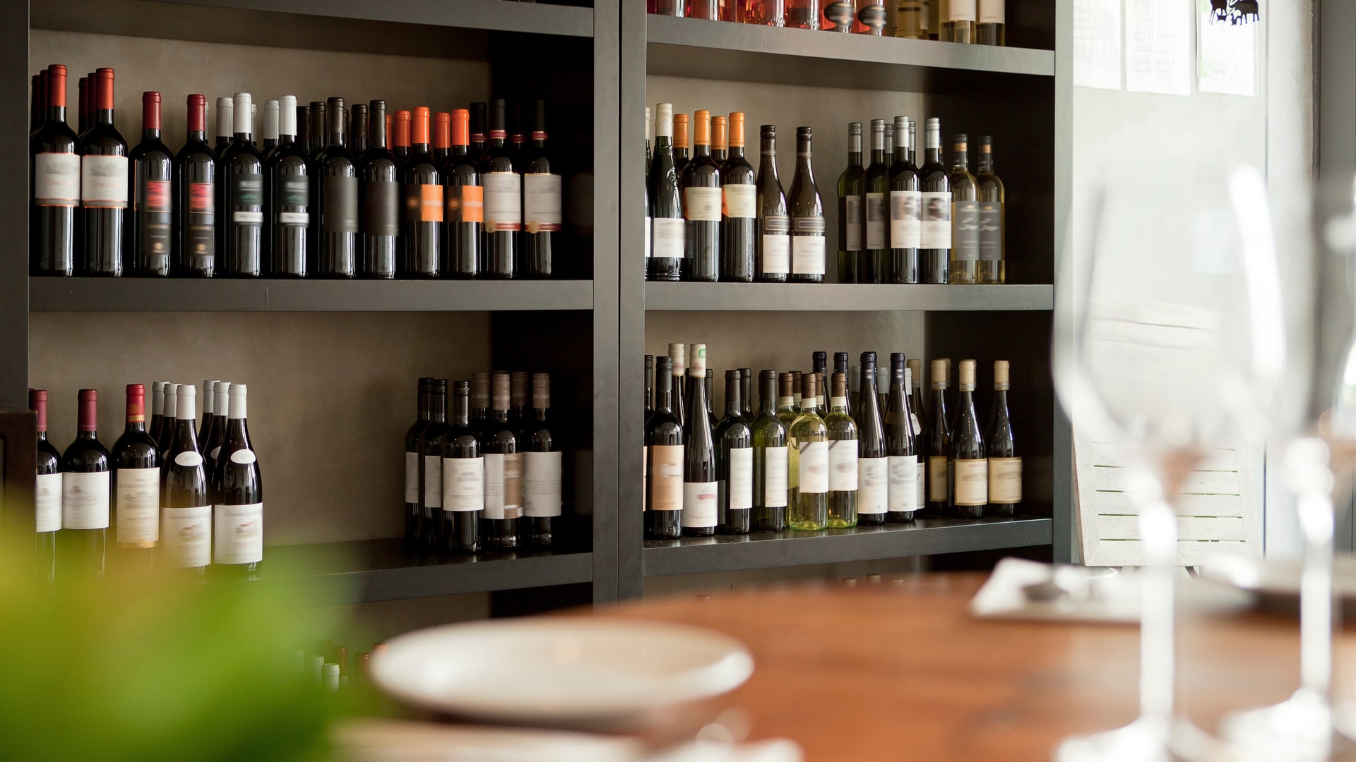 ad-lpm-cpg-wine-spirits-restaurant-shelf-display-gy185744217