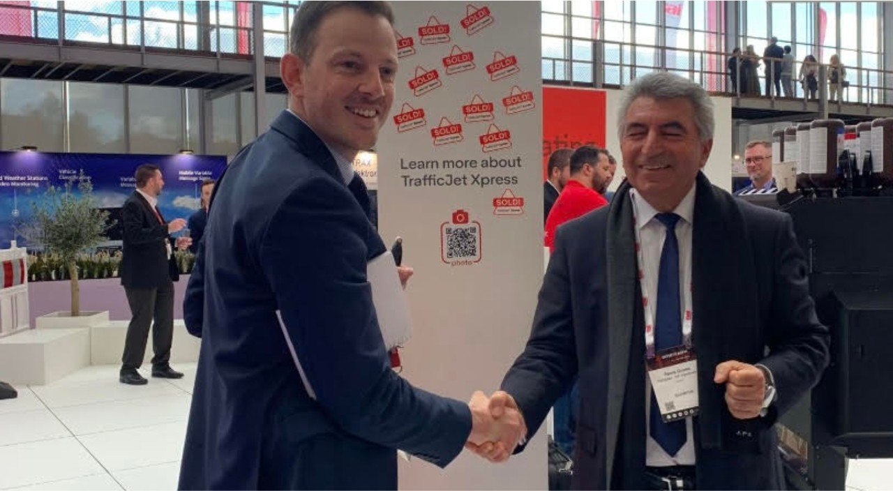 Men shaking hands at a tradeshow.